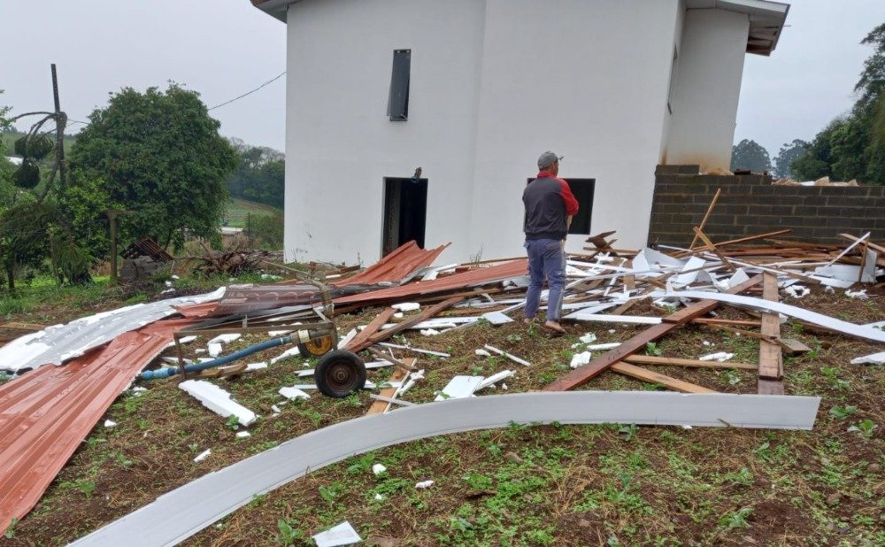 Defesa Civil confirma passagem de tornado no Oeste