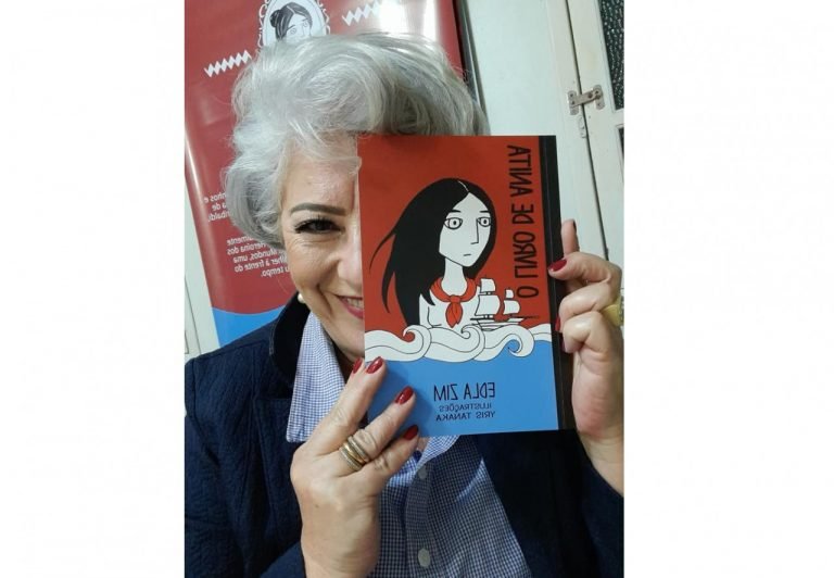 Edla Zim doa exemplares de “O livro de Anita” à Biblioteca Pública Municipal de Tubarão