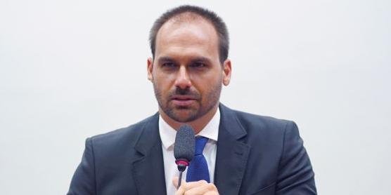 Eduardo Bolsonaro #Pracegover foto: na imagem há um homem de terno e um microfone
