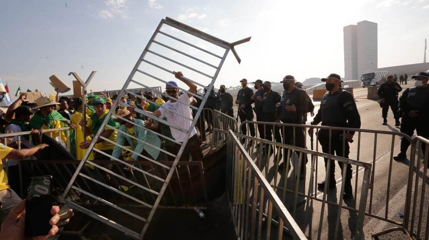 Em Brasília, manifestantes tentam furar bloqueio e PM lança bombas