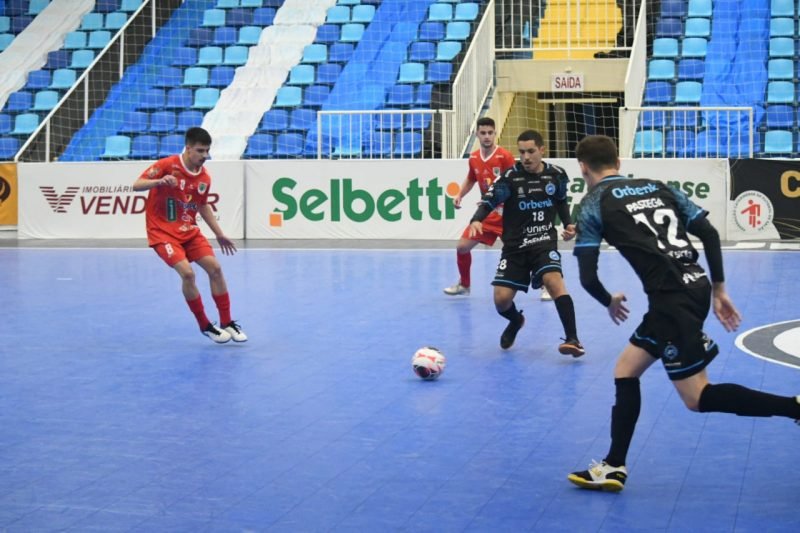 futsal #Pracegover foto: na imagem há atletas, quadra e arquibancada