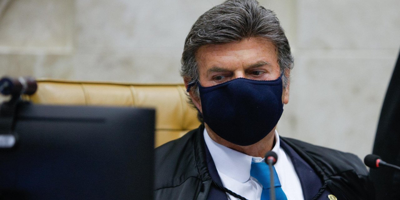 FUX 2 #Pracegover foto: na imagem há um homem de terno, máscara, há uma cadeira e um notebook