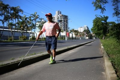 José Diogo #Pracegover foto: na imagem há um homem, prédios, árvores e via