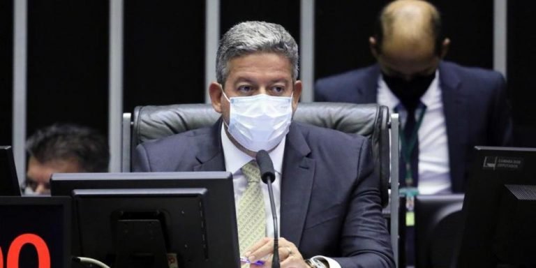 Lira critica Petrobras e convoca reunião de líderes para falar sobre combustíveis