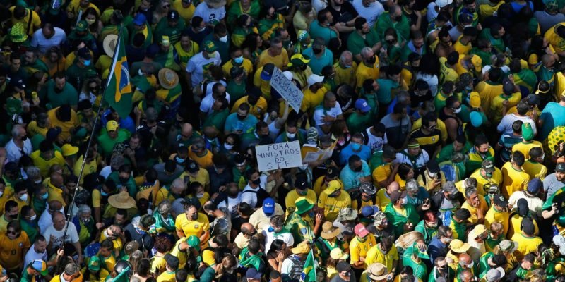 manifestação #Pracegover foto: na imagem há centenas de pessoas