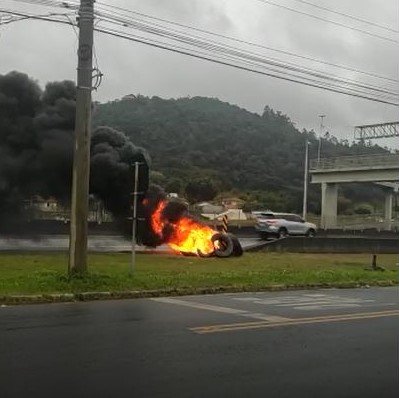 Manifestantes ateiam fogo em pneu em Tubarão e fecham viaduto em Imbituba