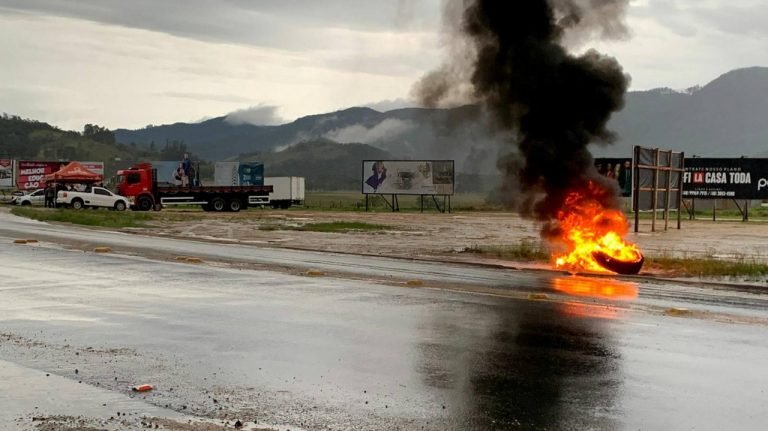 Manifestantes bloqueiam trevo de acesso à Gravatal