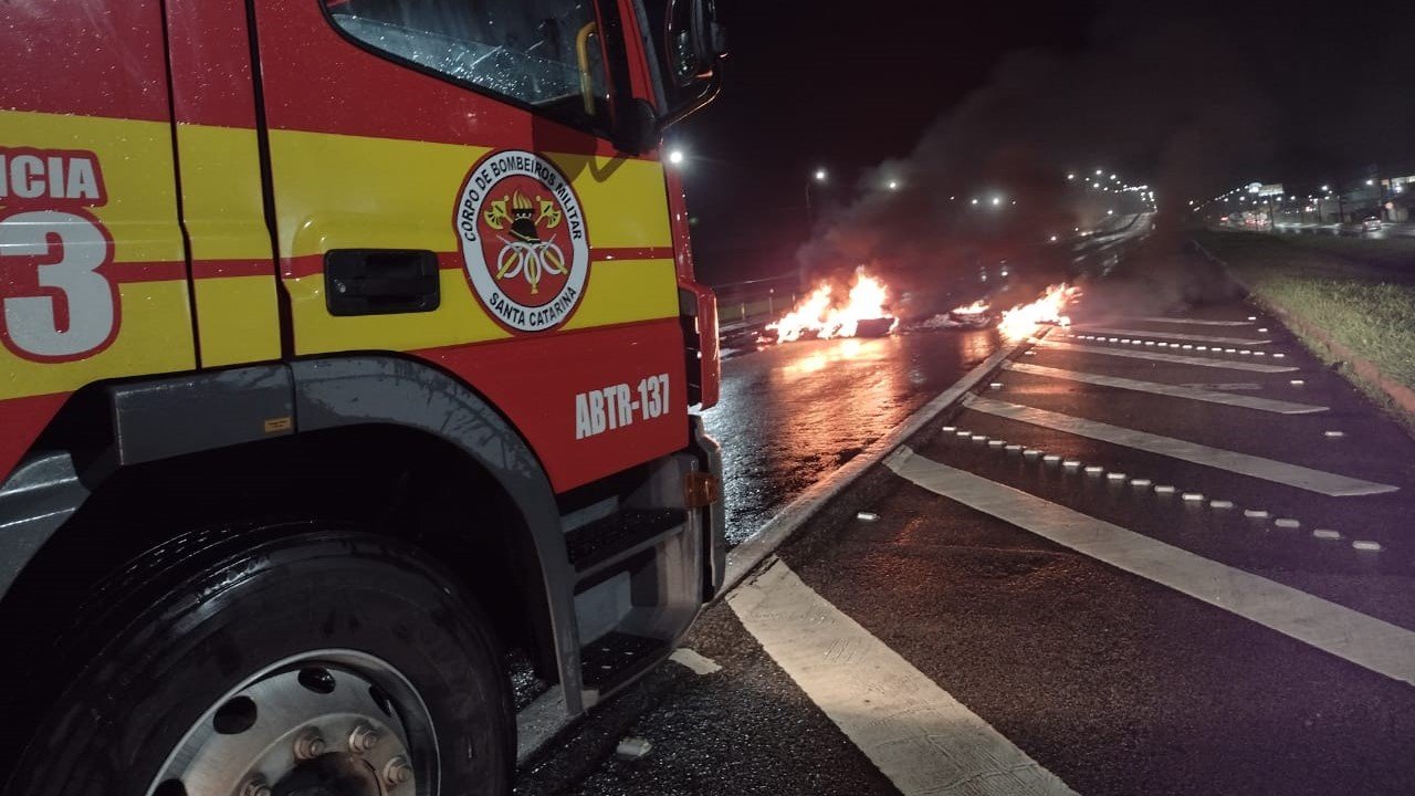 Manifestantes incendeiam pneus para bloquear a BR 101 em Imbituba