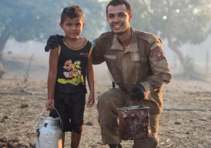 Menino usa balde para ajudar bombeiro a combater incêndio no Pantanal
