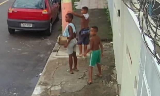 Meninos de Belford Roxo foram espancados até à morte por roubo de pássaro