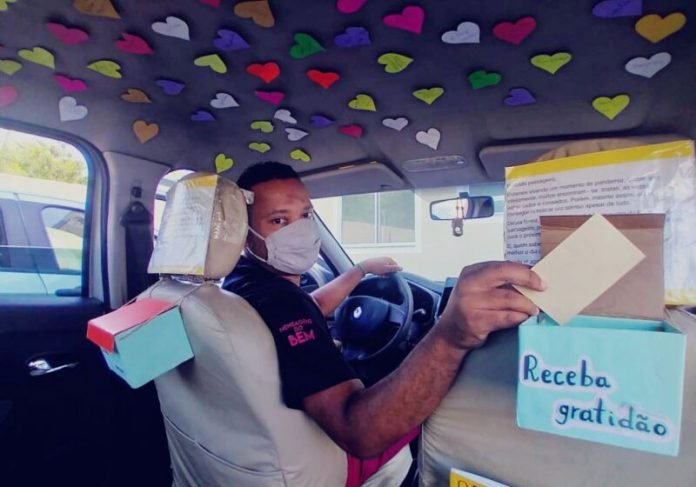 Motorista de app usa mensagens positivas para melhorar dia de passageiros
