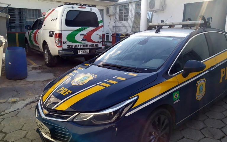 Mulher procurada por tráfico de drogas é presa na BR 101, em Jaguaruna