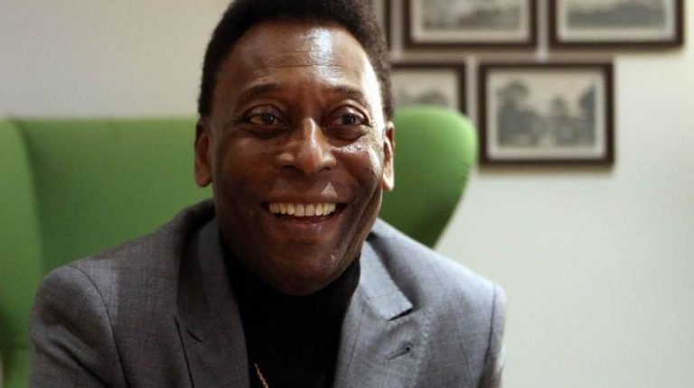 Pelé faz cirurgia para retirada de tumor no cólon