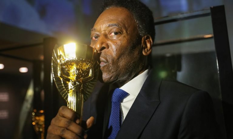 Pelé tem instabilidade respiratória e é transferido novamente para UTI