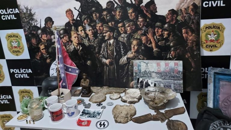 Polícia Civil apreende objetos referentes ao Nazismo, em Timbó