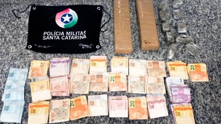 Polícia Militar de Tubarão apreende droga e dinheiro escondidos em terreno baldio no bairro Aeroporto