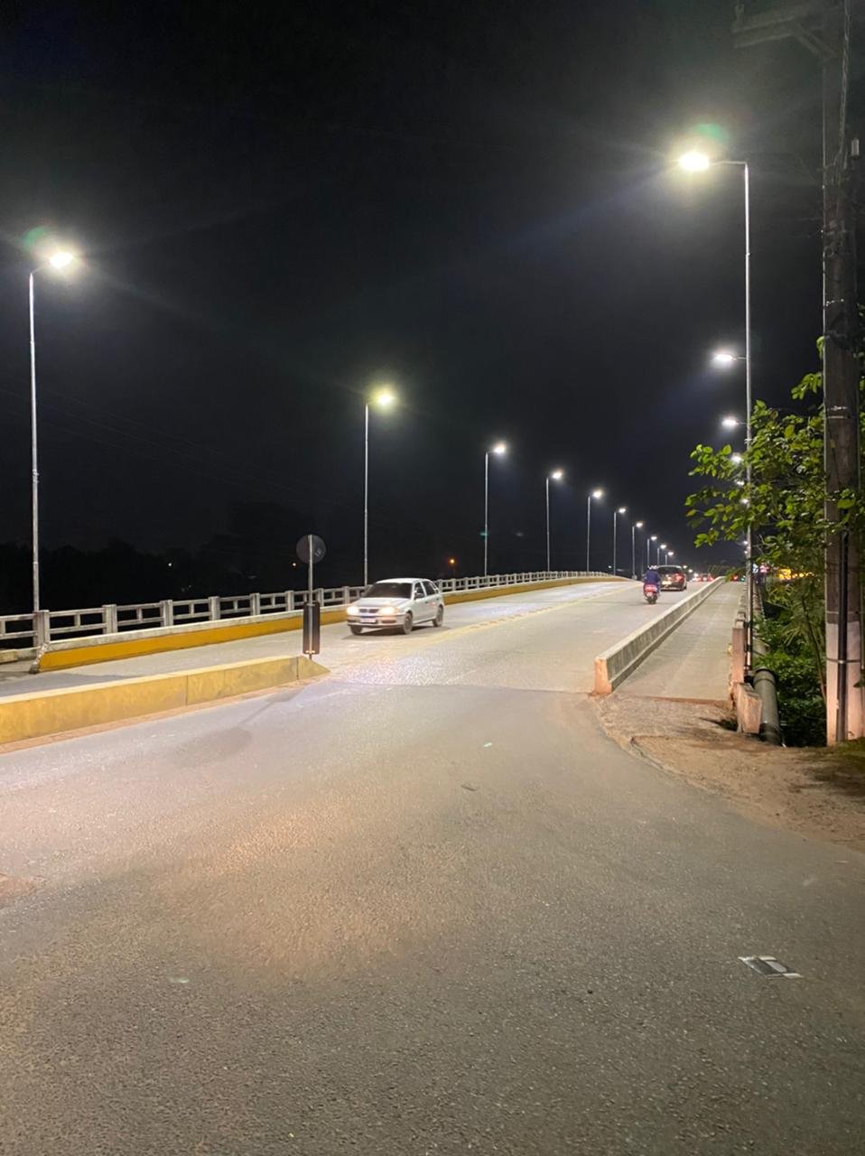 ponte tb #Pracegover foto: na imagem há uma ponte, carros e postes de iluminação