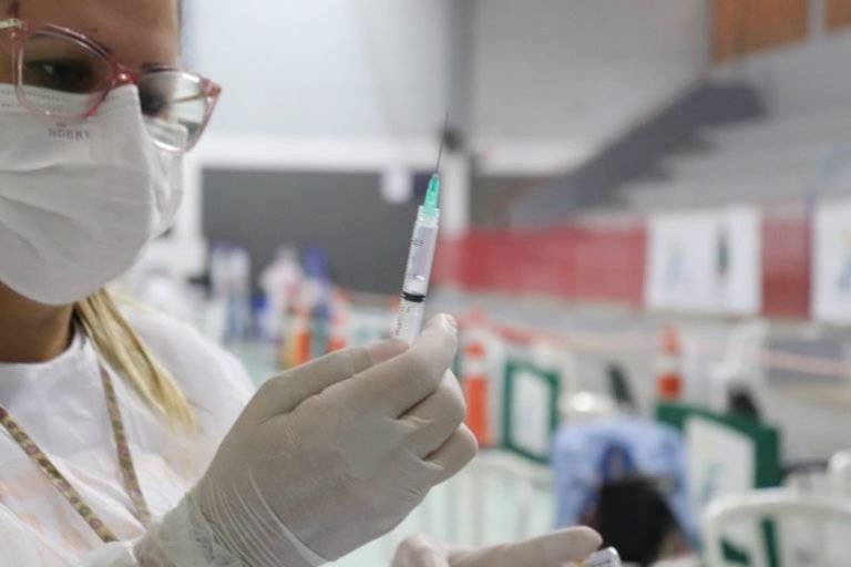 Professora de Gaspar consegue na justiça autorização para não tomar vacina contra Covid