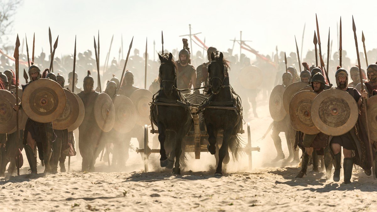queda de troia #Pracegover foto: na imagem há cavalos, homens e armas