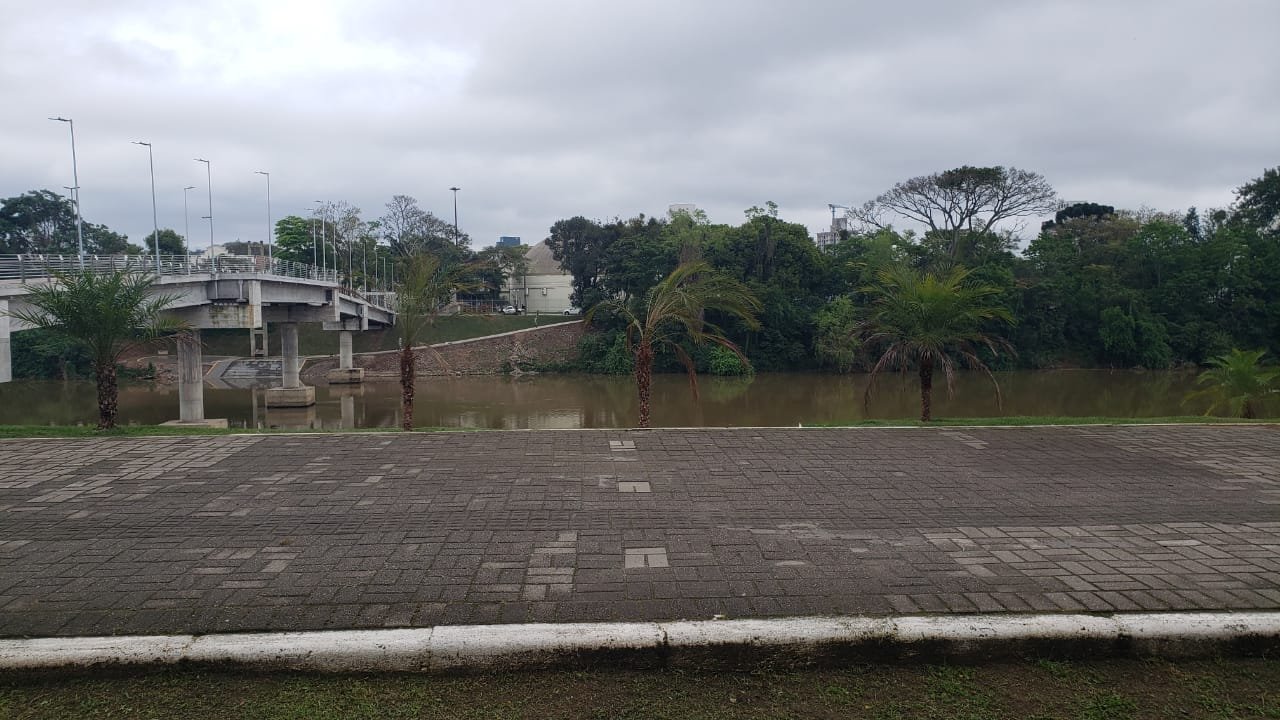 rampa #Pracegover foto: na imagem há uma ponte, rio e árvores