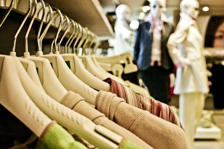 roupas #Pracegover Foto: Na imagem há roupas em cabides e também há manequins com roupas