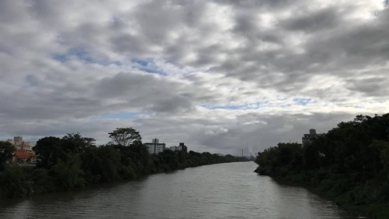 Sábado será com variação de nuvens no Litoral de SC,  há chance de chuva isolada