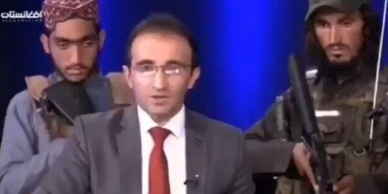 TV afegã grava programa com talibãs armados no estúdio