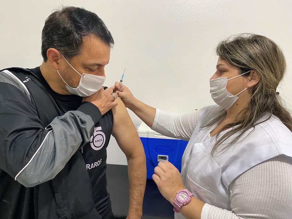 vacina-carlos-moises #Pracegover foto: na imagem há um homem e uma mulher. Ela profissional de saúde