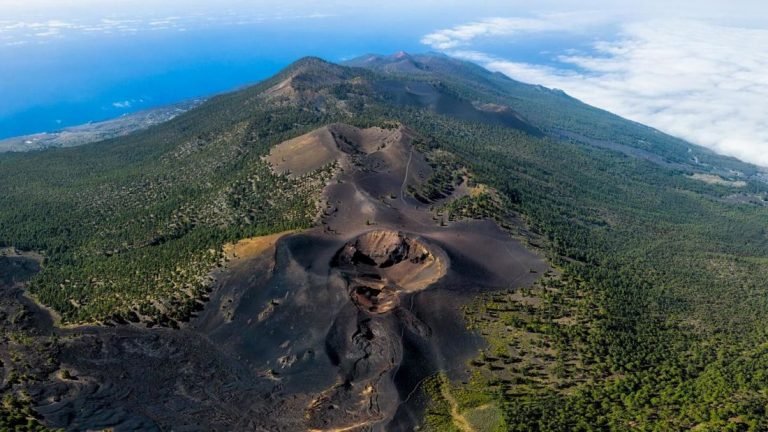 Vulcão na costa da África que pode gerar tsunami no Brasil entra em alerta