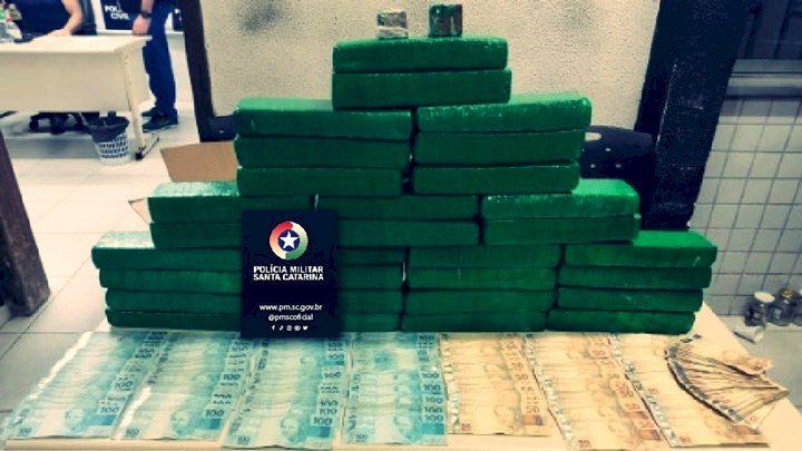 Apreensão de 21 quilos de maconha e 30 mil reais são efetuadas em Florianópolis