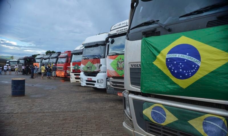 caminhões #Pracegover foto: na imagem há vários caminhões e um deles com a bandeira do Brasil e outro com a de SC