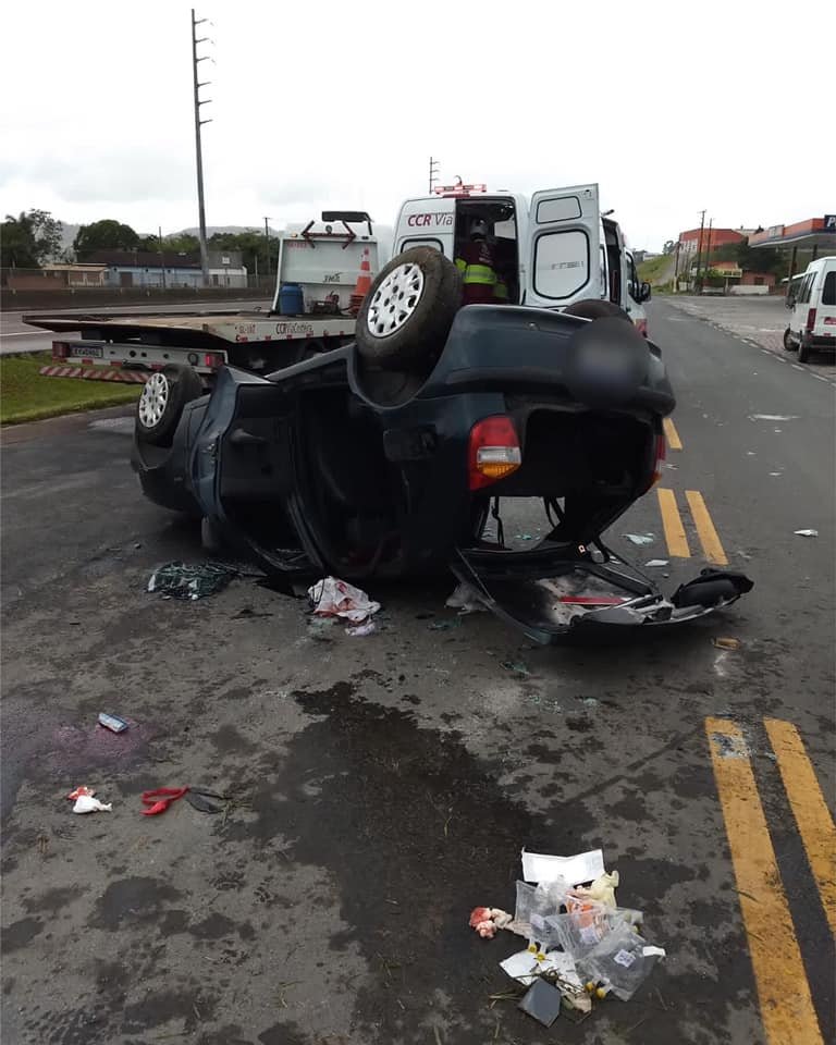 Capotamento deixa cinco feridos na BR-101, em Jaguaruna