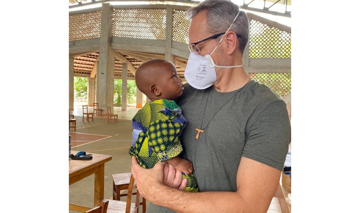 Coordenador do curso de Medicina da UniSul participa de missão humanitária na África