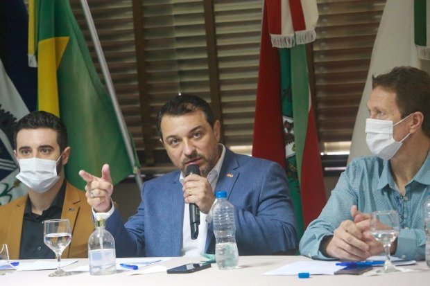 Em Tubarão, governador apresenta investimentos para aeroportos do Sul