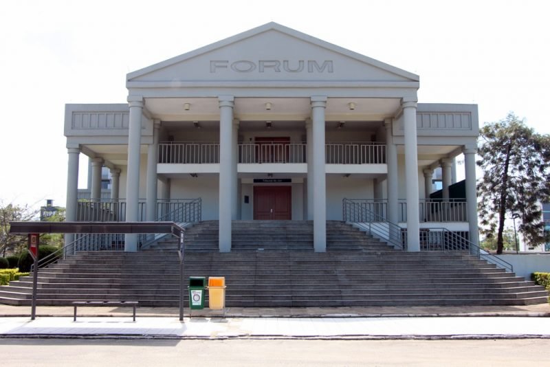 Forum-Comarca-de-Criciuma #Pracegover foto: na imagem há uma construção