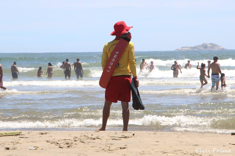 guarda-vidas-praia-laguna #Pracegover foto: na imagem há pessoas, mar e areia