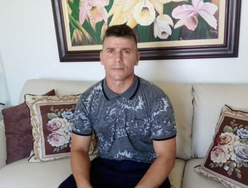 homem que se afogou #Pracegover foto: na imagem há um homem, quadros, sofá e almofadas