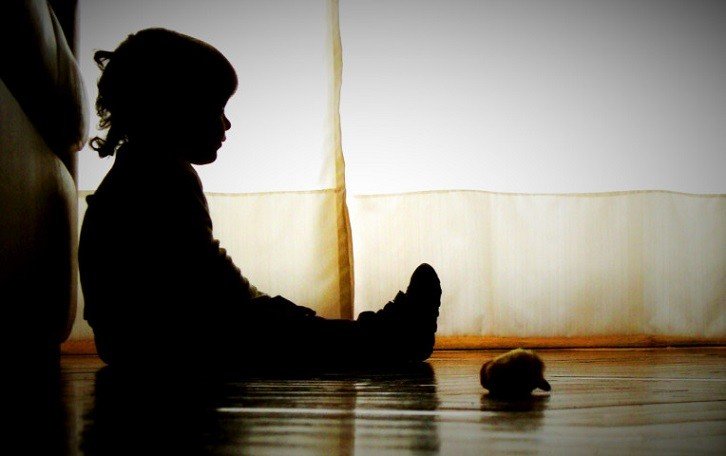 Irmãs de 5 e 7 anos ficam dois dias com a mãe morta em casa pensando que ela estava dormindo