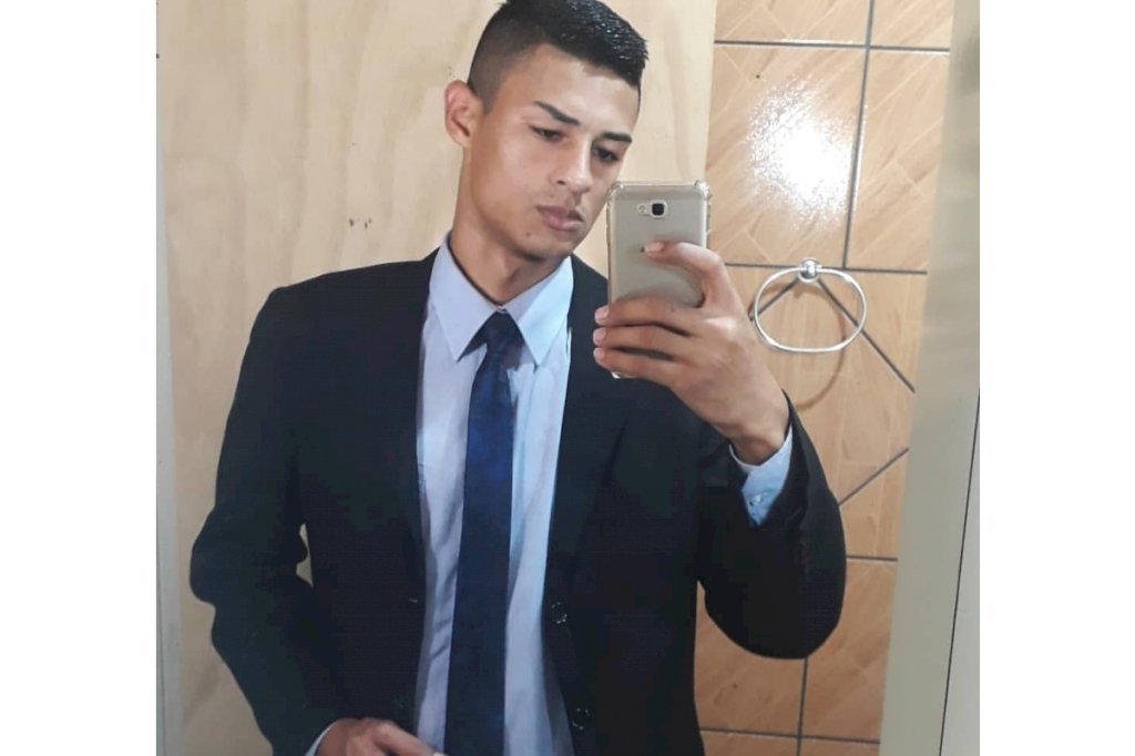 Lucas Eduardo Conceição #Pracegover foto: na imagem há um jovem de terno