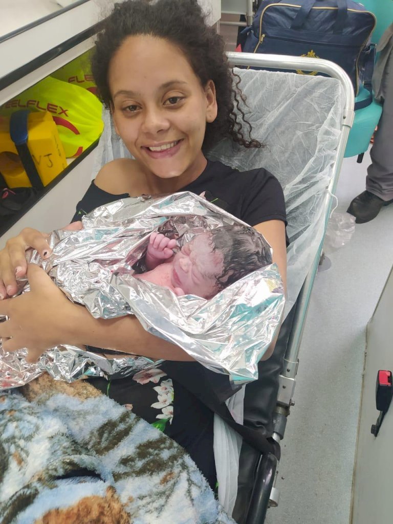 mãe e bebê #Pracegover foto: na imagem há uma jovem e uma criança