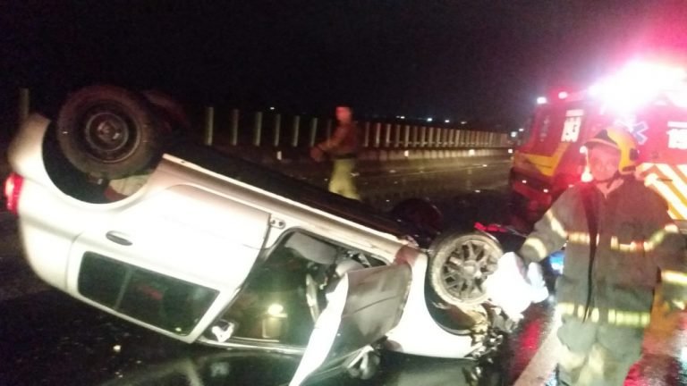 Motociclistas colidem em carro capotado na BR 101, em Capivari de Baixo