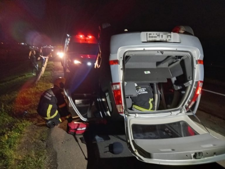 Mulher fica ferida após capotamento em Içara