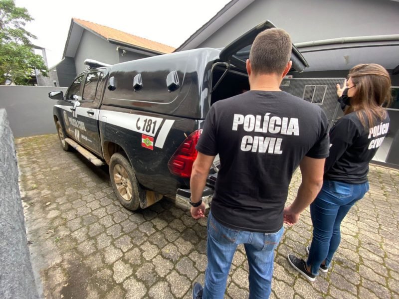 pc #Pracegover foto: na imagem há duas pessoas e uma viatura policial