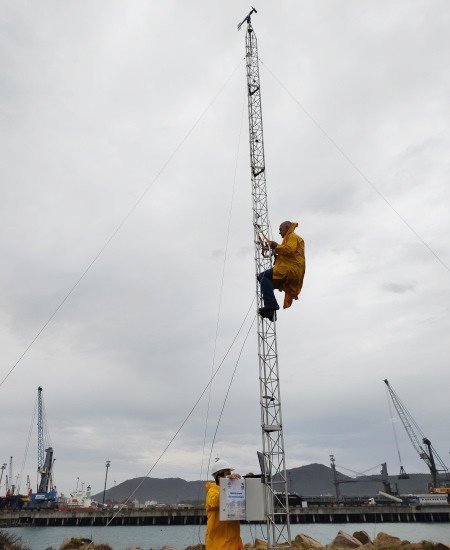 porto #Pracegover foto: na imagem há pessoas e estrutura metálica
