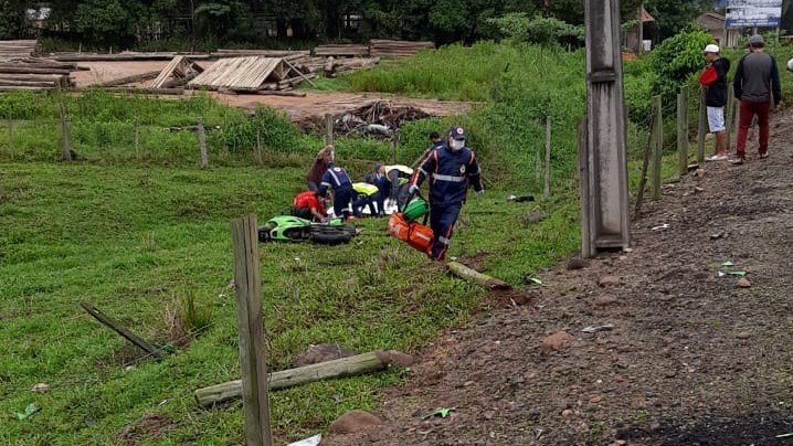 Homem fica ferido em colisão entre carro e moto em Braço do Norte