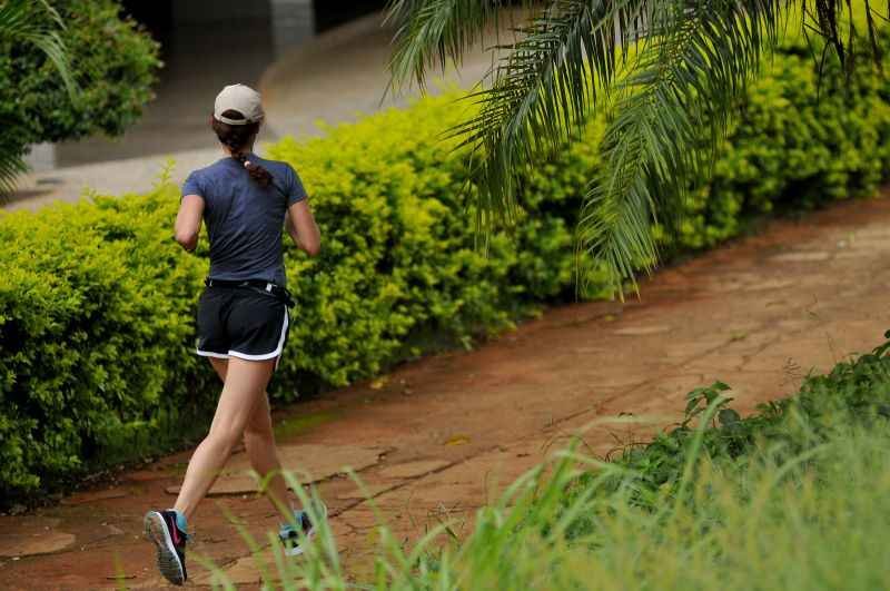 sedentarismo #Pracegover foto: na imagem há uma mulher, uma via e área verde