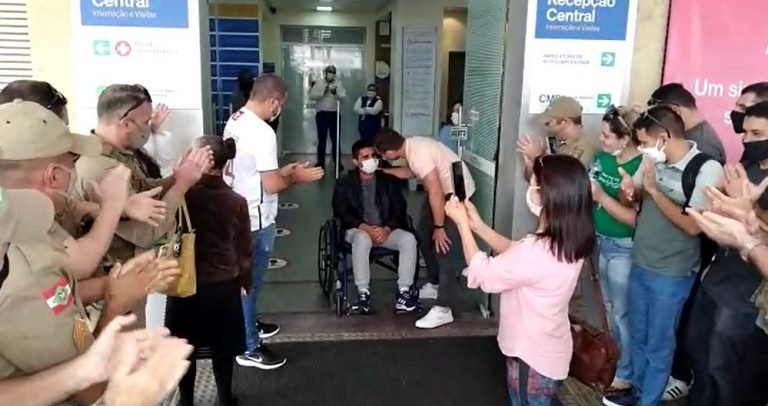 Soldado Richard, de Imbituba, recebeu alta hospitalar nesta quarta-feira