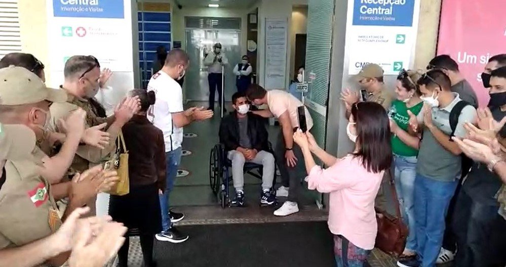 Soldado Richard, de Imbituba, recebeu alta hospitalar nesta quarta-feira