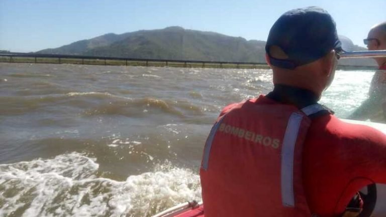 Homem cai de parapente na Lagoa Santo Antônio dos Anjos, em Laguna