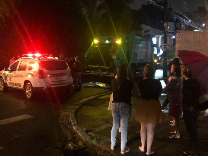 acidente criciuma #Pracegover foto: na imagem há pessoas, uma viatura da PM e um caminhão